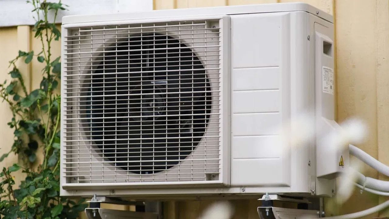 પાણી અને કાટની સમસ્યા: જ્યાં યુનિટ લગાવ્યું હોય ત્યાં પાણી જમા ન થવું જોઈએ. જો યોગ્ય ડ્રેનેજ સિસ્ટમ નહીં હોય તો ભેજ અને પાણીના કારણે લોખંડના બોડીમાં કાટ લાગવાનું શરૂ થશે, જે એસીની લાઈફ અડધી કરી નાખશે.