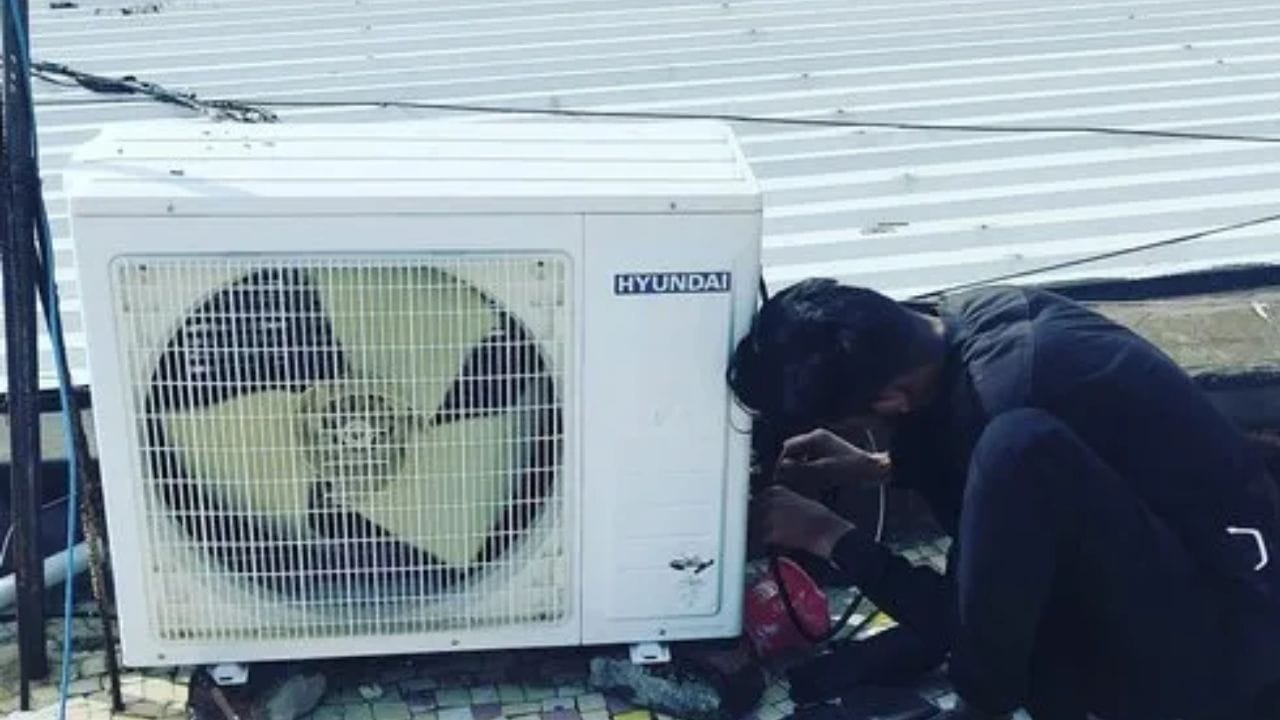 ક્યાં લગાવવું? છત, દીવાલ કે જમીન?: તમે યુનિટ ગમે ત્યાં લગાવો- છત પર, દીવાલ પર કે જમીન પર, પણ એ વાતની ખાતરી કરી લો કે ત્યાં છાંયડો હોય, હવાની અવરજવર માટે પૂરતી જગ્યા હોય અને ડ્રેનેજની સુવિધા હોય. જો આ બાબતોનું ધ્યાન રાખશો તો તમારું એસી વર્ષો સુધી નવું જેવું ચાલશે અને વીજળીનું બિલ પણ તમારા કાબૂમાં રહેશે.