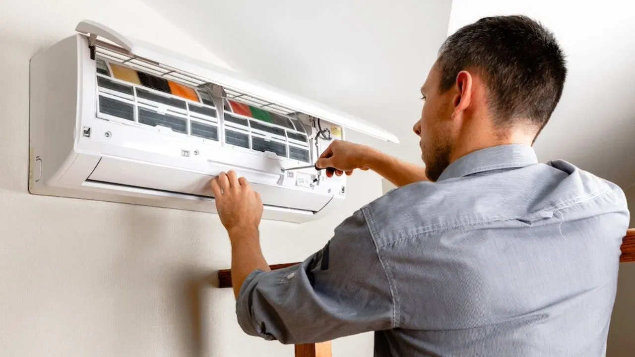 AC કે ફ્રીજની વોરંટી સમાપ્ત થયા પછી, લોકો ઘણીવાર વિચારે છે કે શું તેમણે લોકલ મિકેનિકને સર્વિસ માટે બોલાવવો જોઈએ કે કંપનીના મિકેનિક દ્વારા સર્વિસ કરાવવી જોઈએ. સ્થાનિક મિકેનિક દ્વારા સર્વિસ કરાવવી કંપનીના મિકેનિક કરતા 40-60 ટકા સસ્તી છે.(ફોટો ક્રેડિટ-Google)