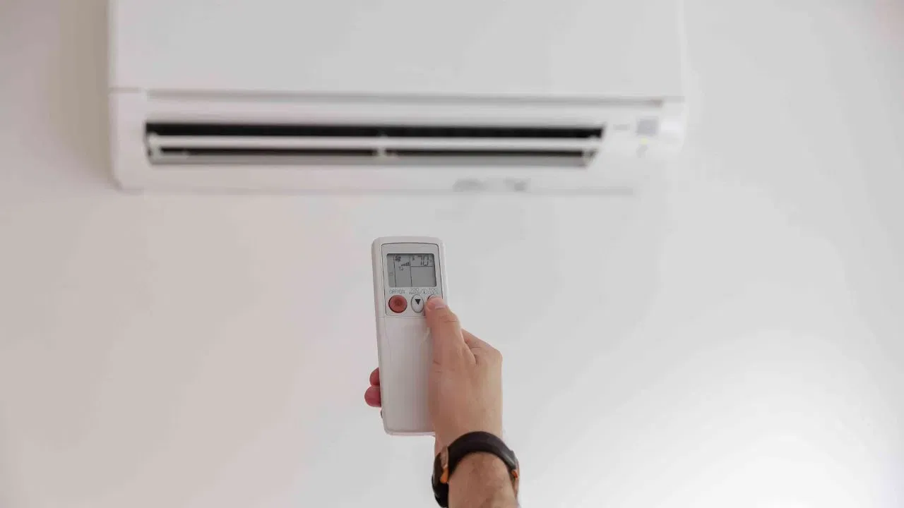 ચાલો ધારીએ કે તમારા વિસ્તારમાં વીજળીનો દર પ્રતિ યુનિટ ₹8 છે. આ સ્થિતિમાં, એક જ રાત્રિમાં 10 યુનિટ વીજળીનો વપરાશ કરવાનો ખર્ચ આશરે ₹80 હશે. જો તમે આખા મહિના દરમિયાન દરરોજ એસી ચલાવો છો, તો ફક્ત એસી માટેનો માસિક ખર્ચ આશરે ₹2,400 થી ₹3,000 સુધીનો હોઈ શકે છે. આ ખર્ચ સ્થાનિક વીજળી દરો અને તમારા એસી યુનિટની ચોક્કસ કાર્યક્ષમતાના આધારે બદલાઈ શકે છે. કાં તો વધારે કે ઓછો. તેથી, તમારા એસીનો ઉપયોગ સમજદારીપૂર્વક અને વિચારપૂર્વક કરવો સલાહભર્યું છે. (ફોટો ક્રેડિટ-Google)