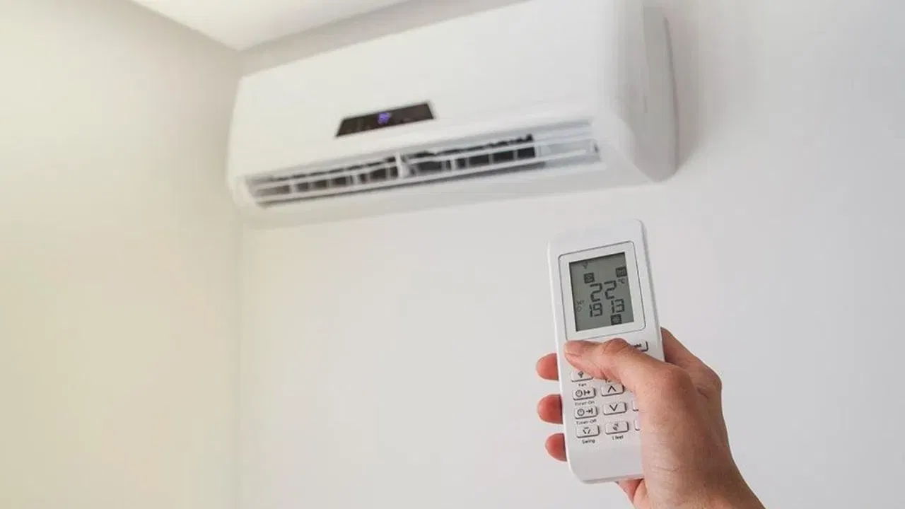 1.5 ટનના AC કેટલી વીજળી વાપરે છે?: સામાન્ય રીતે, 1.5 ટનના AC પ્રતિ કલાક આશરે 1 થી 1.5 યુનિટ વીજળી વાપરે છે. આ વપરાશ દર એસીનો પ્રકાર, તેનું સ્ટાર રેટિંગ અને આસપાસના રૂમનું તાપમાન સહિત અનેક પરિબળો પર આધાર રાખે છે. ઇન્વર્ટર એસી પ્રમાણભૂત મોડેલોની તુલનામાં ઓછી વીજળી વાપરે છે. જો તમારી પાસે 5-સ્ટાર ઇન્વર્ટર મોડેલ છે, તો તેનો સરેરાશ વપરાશ પ્રતિ કલાક 1.2 યુનિટ જેટલો અંદાજી શકાય છે. તેનાથી વિપરીત, જૂના અથવા નોન-ઇન્વર્ટર મોડેલ માટે, આ આંકડો થોડો વધારે હોઈ શકે છે. (ફોટો ક્રેડિટ-Google)