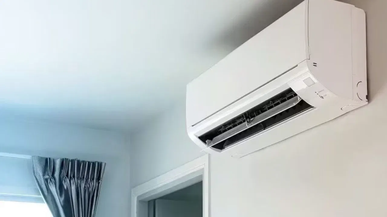 1.AC ફિલ્ટર સાફ કરો: AC ની ઠંડક ઓછી થવાનું સૌથી સામાન્ય કારણ ગંદુ એર ફિલ્ટર છે. જ્યારે ફિલ્ટરમાં ધૂળ અને ધૂળ એકઠી થાય છે, ત્યારે હવાનો પ્રવાહ અવરોધાય છે, જેનાથી ઠંડી હવા યોગ્ય રીતે ફરતી નથી. પરિણામે, AC ને વધુ મહેનત કરવી પડે છે, છતાં ઠંડકનું ઉત્પાદન ઓછું રહે છે. તેથી, દર 15 થી 20 દિવસે ફિલ્ટરને પાણીથી દૂર કરવું અને સાફ કરવું ખૂબ જ મહત્વપૂર્ણ છે. આ સરળ કાર્ય તમારા AC ના પ્રદર્શનમાં નોંધપાત્ર સુધારો કરી શકે છે.(ફોટો ક્રેડિટ-Google)