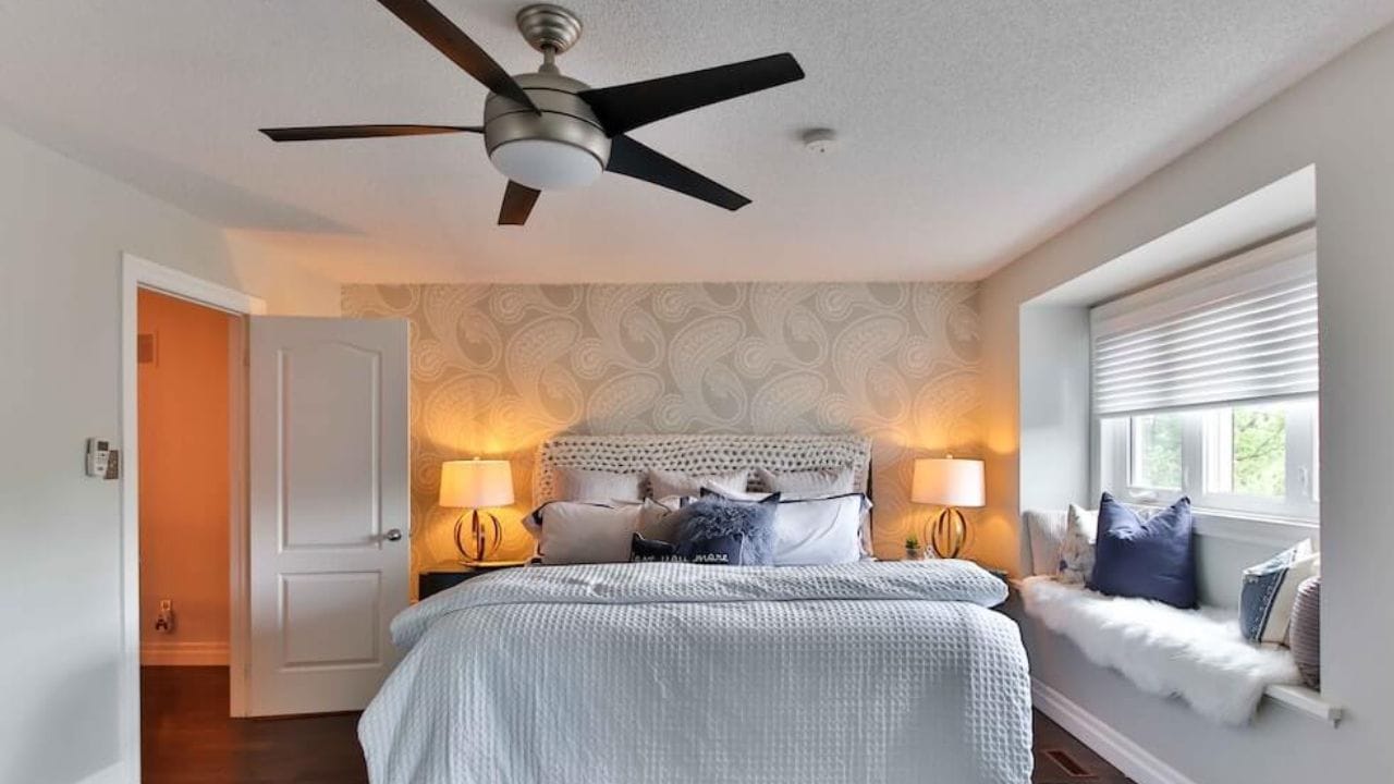 નિષ્ણાતોના મતે, 22 થી 26 ડિગ્રી સેલ્સિયસ વચ્ચેનું તાપમાન માનવો માટે સૌથી આરામદાયક માનવામાં આવે છે. 16 ડિગ્રીનું સેટિંગ અતિશય ઠંડુ હોઈ શકે છે, જે સંભવિત રીતે શરદી, ફ્લૂ જેવા લક્ષણો અથવા અન્ય સ્વાસ્થ્ય સમસ્યાઓ તરફ દોરી શકે છે. તેવી જ રીતે, 30 ડિગ્રીથી વધુ તાપમાને એસી ચલાવવાથી કોઈ ખાસ ફાયદો થતો નથી; તેથી, ઉત્પાદકો આ મર્યાદા લાદે છે.(ફોટો ક્રેડિટ-Google)