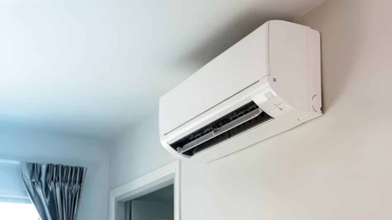 80 થી 120 ચોરસ ફૂટના રૂમ માટે 1-ટન AC યોગ્ય પસંદગી માનવામાં આવે છે. આનો અર્થ એ છે કે જો તમારા રૂમના પરિમાણો 10 x 12 ફૂટ—અથવા તેનાથી નાના—છે, તો 1-ટન AC સંપૂર્ણપણે પૂરતું હશે. (ફોટો ક્રેડિટ- Google)