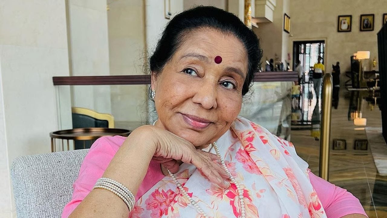 આશા ભોંસલેની આ વાત પછી અસંખ્ય ચાહકો દેખીતી રીતે ભાવુક દેખાય છે, તેમને આંસુઓથી ભરેલી આંખો સાથે યાદ કરે છે. જોકે આશા ભોંસલે હવે શારીરિક રીતે આપણી વચ્ચે નથી, પરંતુ તેમના ગીતોના વારસા દ્વારા તેઓ હંમેશા તેમના ચાહકોના હૃદયમાં જીવંત રહેશે. તેમનું વિદાય હિન્દી સિનેમા માટે એક અંધકારમય, ઉદાસ યુગની શરૂઆત કરતાં ઓછું કંઈ નથી લાગતું.(ફોટો ક્રેડિટ-Google)