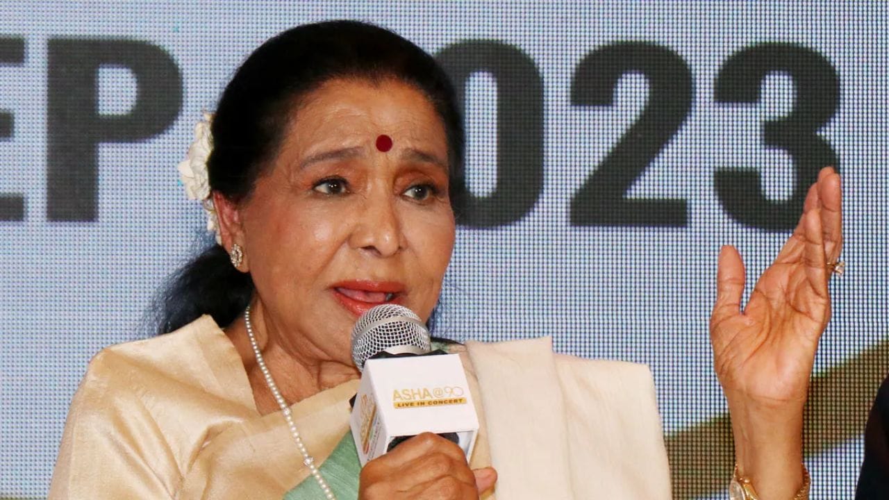 જાણીતા બોલિવુડ ગાયિકા આશા ભોંસલે હવે આપણી વચ્ચે નથી. તેમનું 12 એપ્રિલે 92 વર્ષની વયે અવસાન થયું હતું, તેમણે બ્રીચ કેન્ડી હોસ્પિટલમાં અંતિમ શ્વાસ લીધા હતા. તેમની તબિયત અચાનક બગડવાને કારણે 11 એપ્રિલે તેમને હોસ્પિટલમાં દાખલ કરવામાં આવ્યા હતા. જોકે, ભાગ્યની બીજી યોજના હતી. તેમની પૌત્રી, ઝનાઈએ અગાઉ તેમની બીમારી અંગે વિગતો શેર કરી હતી.(ફોટો ક્રેડિટ-સોશિયલ મીડિયા)