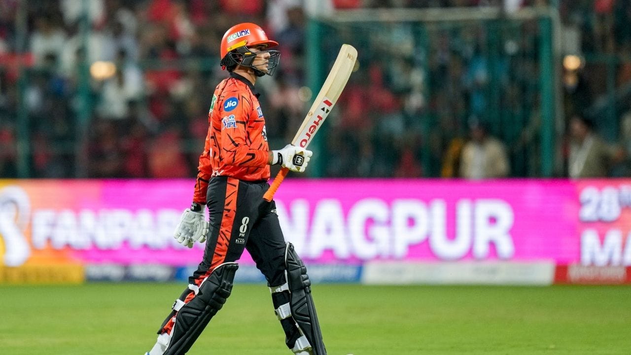 પહેલા ટી20 વર્લ્ડકપ 2026માં શાનદાર પ્રદર્શન હવે આઈપીએલ 2026ની પહેલી મેચમાં ફેલ રહેલા અભિષેક શર્મા હવે પોતાના ફોર્મમાં પાછો ફર્યો છે. સનરાઈઝર્સ હૈદરાબાદના સ્ટાર ઓપનર કોલકાતા નાઈટ રાઈડર્સ વિરુદ્ધ એક શાનદાર ઈનિગ્સ રમી ટીમને જીત અપાવી હતી.