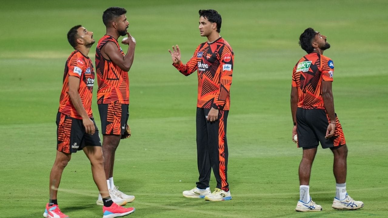 અભિષેક શર્માએ સનરાઈઝર્સ હૈદારાબાદને જીત અપાવવામાં મહત્વની ભૂમિકા નિભાવી હતી. પરંતુ આટલું યોગદાન છતાં સનરાઈઝર્સ હૈદરાબાદના સ્ટાર ઓપનરને નુકસાન થયું છે. કારણ કે, મેચ બાદ બીસીસીઆઈએ તેનો પગાર કાપી લીધો છે. અભિષેક શર્માને કોડ ઓફ કંડક્ટના ઉલ્લંધનમાં દંડ ફટકારવામાં આવ્યો છે. જેના કારણે તેના ખાતામાં આખો પગાર આવશે નહી.