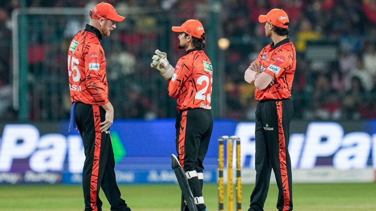 ઈન્ટરનેશનલ ક્રિકેટથી લઈ આઈપીએલમાં આ પ્રકારના વર્તનની સજા ફટકારવામાં આવે છે. આવું અભિષેક શર્મા સાથે પણ થયું બીસીસીઆઈએ આઈપીએલના કોડ ઓફ કંડ્કટના આર્ટિકલ 2.3હેઠળ દોષિત ઠેરવવામાં આવ્યો હતો અને તેના પગારમાંથી 25 ટકા કાપવામાં આવ્યો હતો.