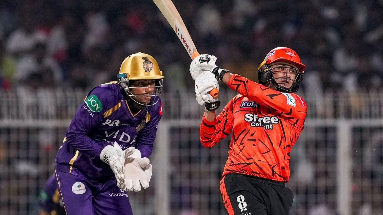 હવે સવાલએ છે કે, અભિષેક શર્માને આઈપીએલમાં એક મેચ માટે કેટલો પગાર મળે છે. આ સેલેરીમાંથી કેટલા પૈસા કપાશે. તેમજ તેના ખાતામાં કેટલો પગાર આવશે. બીસીસીઆઈના નિયમ મુજબ આઈપીએલની દરેક મેચમાં પ્લેઈંગ 11માં સામેલ દરેક ખેલાડીને 7.5 લાખ રુપિયા મળે છે. 