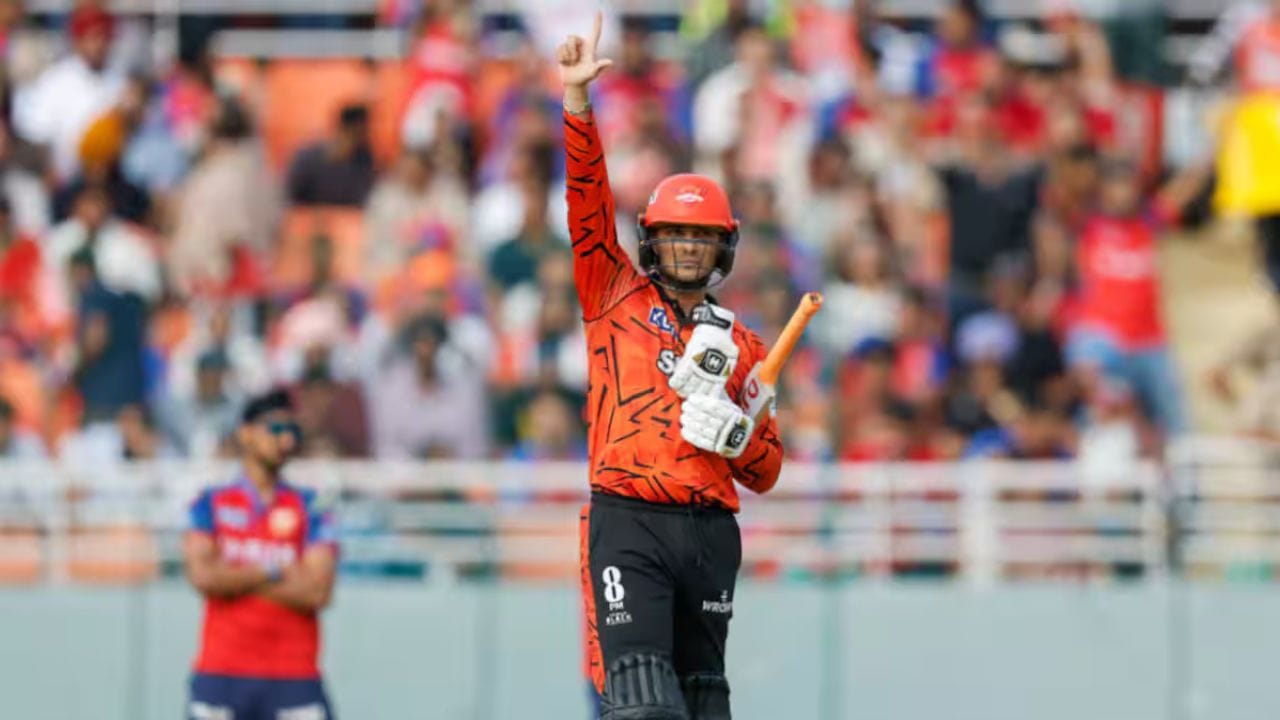 રાજસ્થાનના સ્ટાર ફાસ્ટ બોલર જોફ્રા આર્ચરે મેચના પહેલા જ બોલ પર તેને આઉટ કર્યો. અભિષેક આ ઇનિંગમાં પોતાનું ખાતું પણ ખોલી શક્યો ન હતો, જેના કારણે તે ગોલ્ડન ડકનો શિકાર બન્યો. સતત નવમી IPL સિઝનમાં રમી રહેલો અભિષેક પાંચમી વખત શૂન્ય આઉટ થયો.