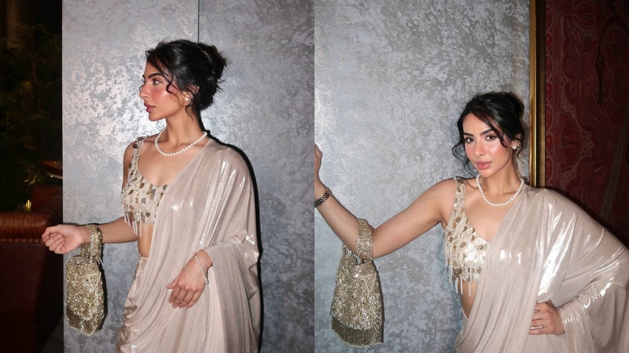 સાડી સાદી હોવા છતાં તેનો બ્લાઉઝ લુકનો મુખ્ય આકર્ષણ હતો. મોતી અને સિક્વિન વર્કથી સજ્જ આ સ્ટેટમેન્ટ બ્લાઉઝમાં ડીપ નેકલાઇન અને સ્ટ્રેપી સ્લીવ્સ હતી, જે તેને ફ્યુઝન ટચ આપતી હતી. નાના મોતી અને ટેસેલ્સની ડિટેલિંગ લુકને વધુ રિચ બનાવતી હતી. ખુલ્લા પલ્લુ સાથેની આ સ્ટાઇલ ખૂબ જ ગ્રેસફુલ લાગી રહી હતી.