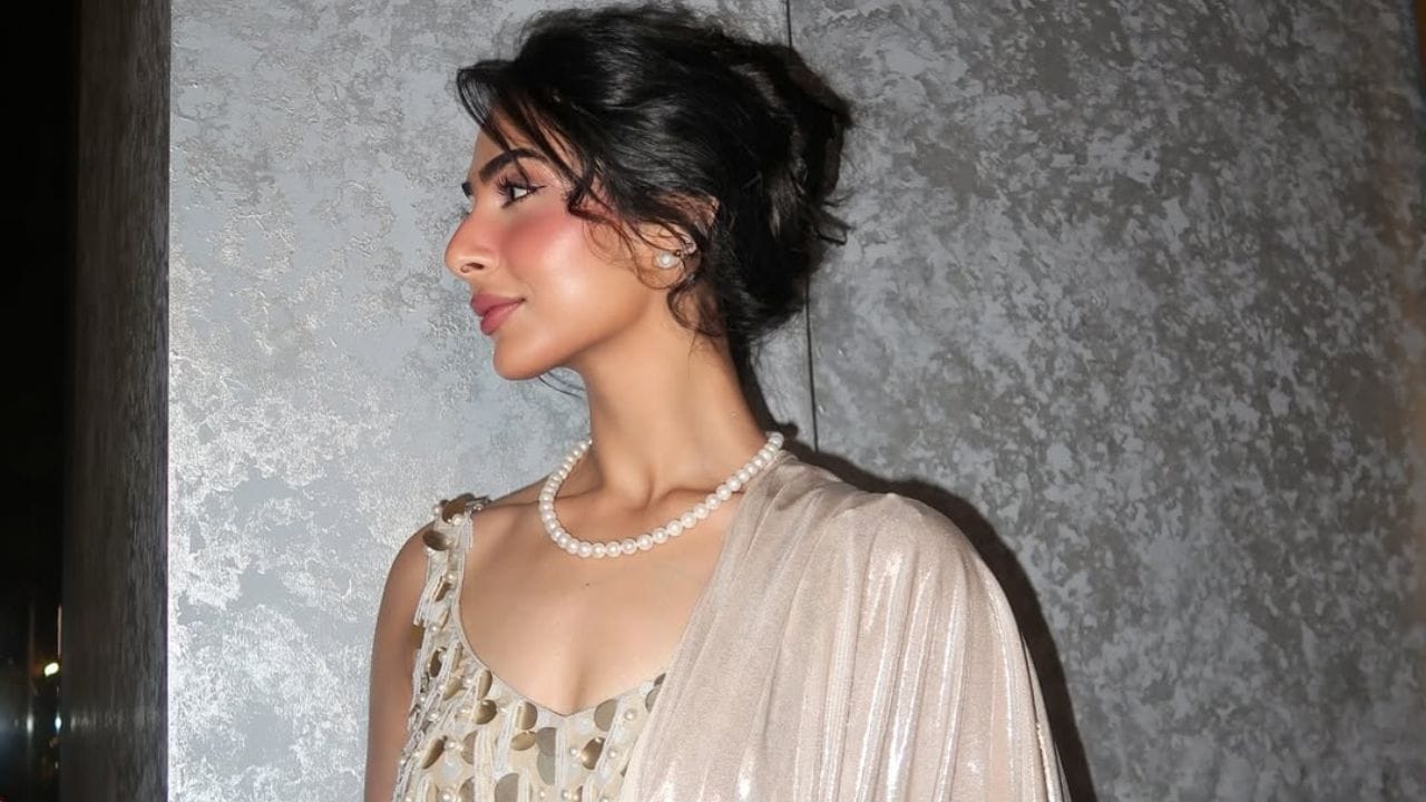 એક્સેસરીઝમાં પણ લૈલાએ મિનિમલ પરંતુ ક્લાસી પસંદગી કરી હતી. મોતીનો નેકપીસ, સ્ટડ ઇયરિંગ્સ અને બ્રેસલેટ સાથે તેણે લુકને બેલેન્સ કર્યો હતો. સાથે જ સોનેરી કઢાઈવાળી પોટલી બેગ તેની સ્ટાઇલને વધુ રોયલ બનાવતી હતી. કુલ મળીને તેની સ્ટાઇલ સિમ્પલ છતાં ઇમ્પેક્ટફુલ લાગી રહી હતી.