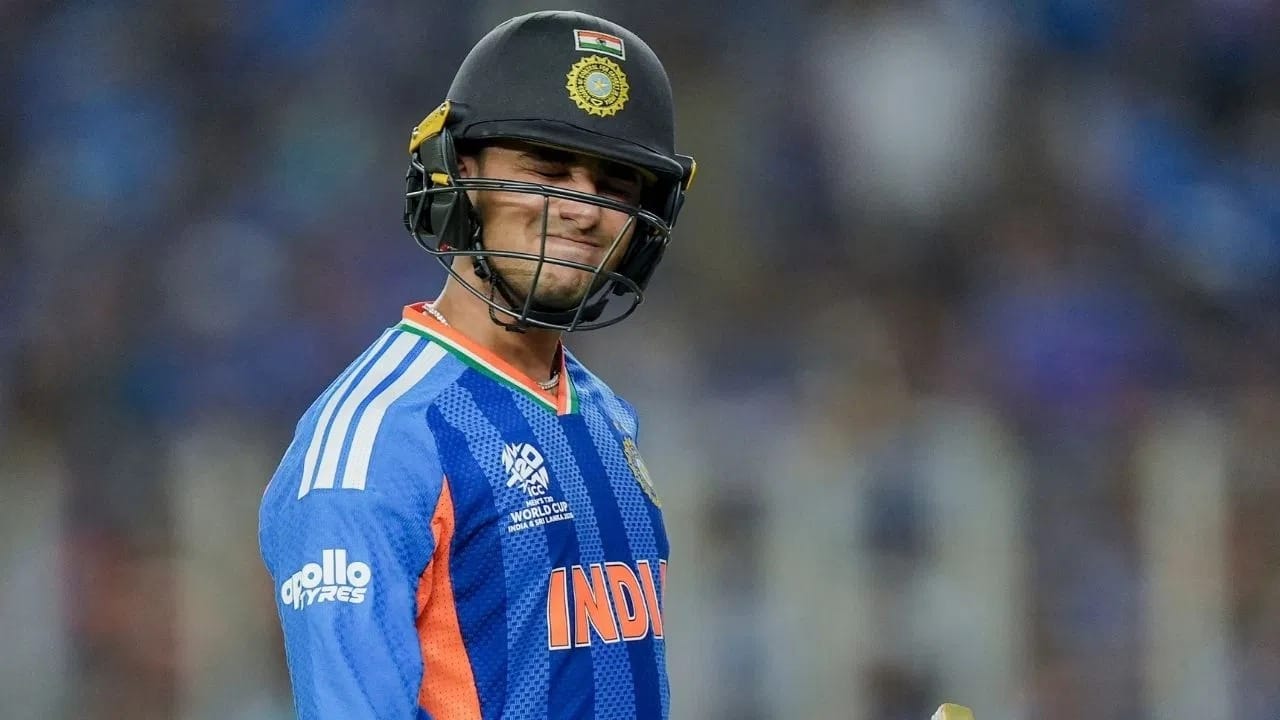 છેલ્લા કેટલાક સમયથી સતત રન બનાવતો અને બોલરો માટે મુશ્કેલી ઉભી કરતો સ્ટાર ભારતીય બેટ્સમેન અભિષેક શર્મા હાલમાં ખરાબ ફોર્મમાંથી પસાર થઈ રહ્યો છે. માત્ર 14 મેચમાં 6 વખત શૂન્ય પર આઉટ થવું તેની માટે ચિંતાજનક બાબત બની ગઈ છે. જે ખેલાડી પહેલા મોટી ઇનિંગ્સ માટે ઓળખાતો હતો, તે હવે પોતાનું ખાતું ખોલવામાં પણ સંઘર્ષ કરી રહ્યો છે.