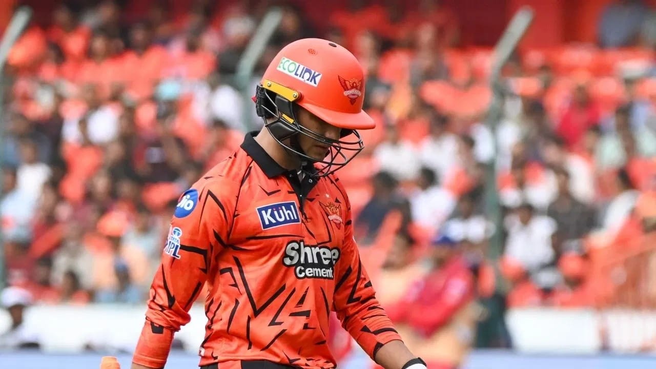 છેલ્લા દોઢ વર્ષથી IPL અને આંતરરાષ્ટ્રીય ક્રિકેટમાં શાનદાર પ્રદર્શન કરનાર અભિષેકે પોતાની આક્રમક બેટિંગથી ખાસ ઓળખ બનાવી હતી. IPL 2024 માં તેની વિસ્ફોટક ઇનિંગ્સે તેને ચર્ચામાં લાવ્યો હતો. જોકે, 2026 ની શરૂઆત તેની માટે સારી રહી નથી અને તેની ફોર્મમાં નોંધપાત્ર ઘટાડો જોવા મળી રહ્યો છે.