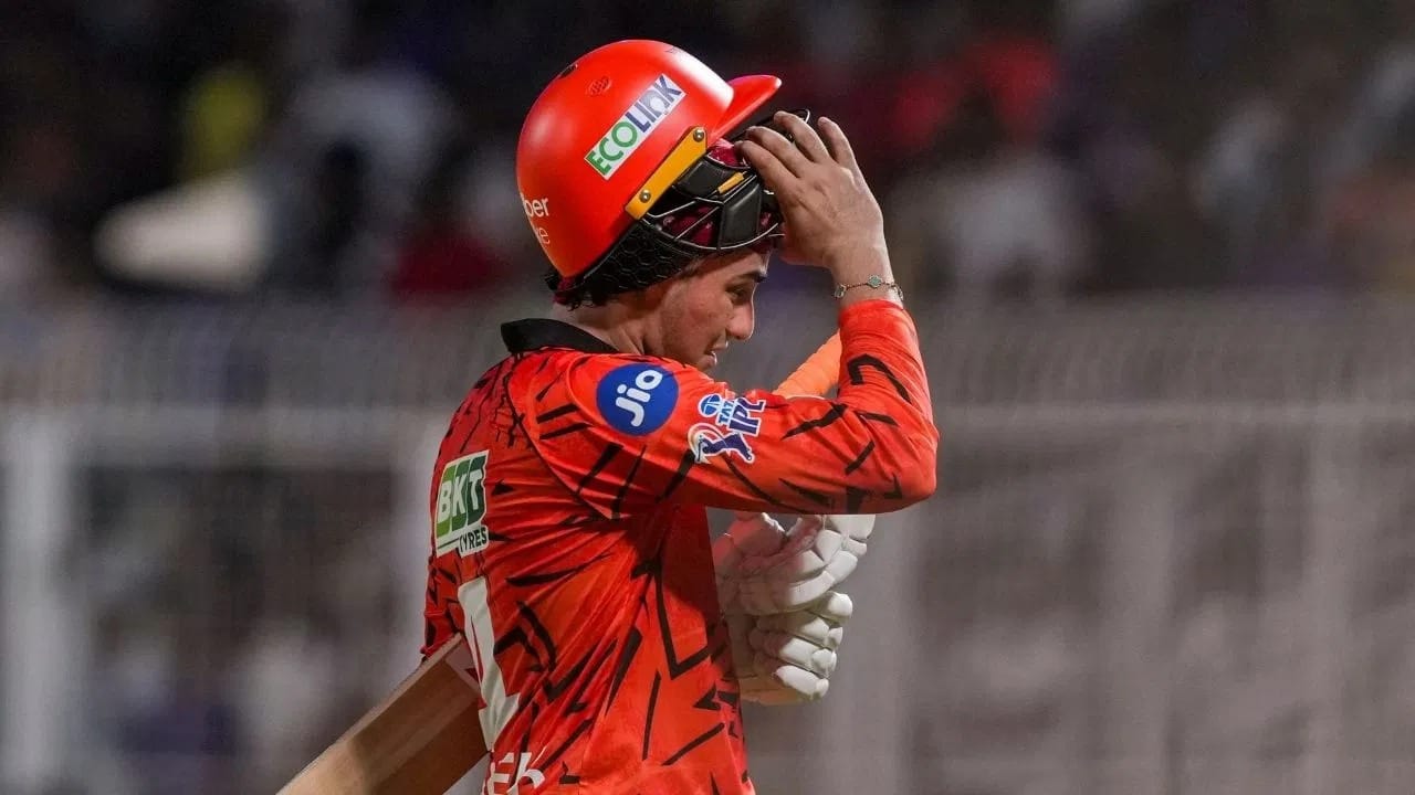 2026 ના T20 વર્લ્ડ કપ દરમિયાન અભિષેક શર્મા સતત ત્રણ મેચમાં શૂન્ય પર આઉટ થયો હતો. ત્યારબાદ તેણે થોડી વાપસી કરવાની કોશિશ કરી, પરંતુ હવે IPL માં પણ તે જ સમસ્યા ચાલુ રહી છે. લખનૌ સુપર જાયન્ટ્સ સામેની મેચમાં તે મોહમ્મદ શમીની બોલ પર પહેલી જ ઓવરમાં આઉટ થઈ ગયો હતો.