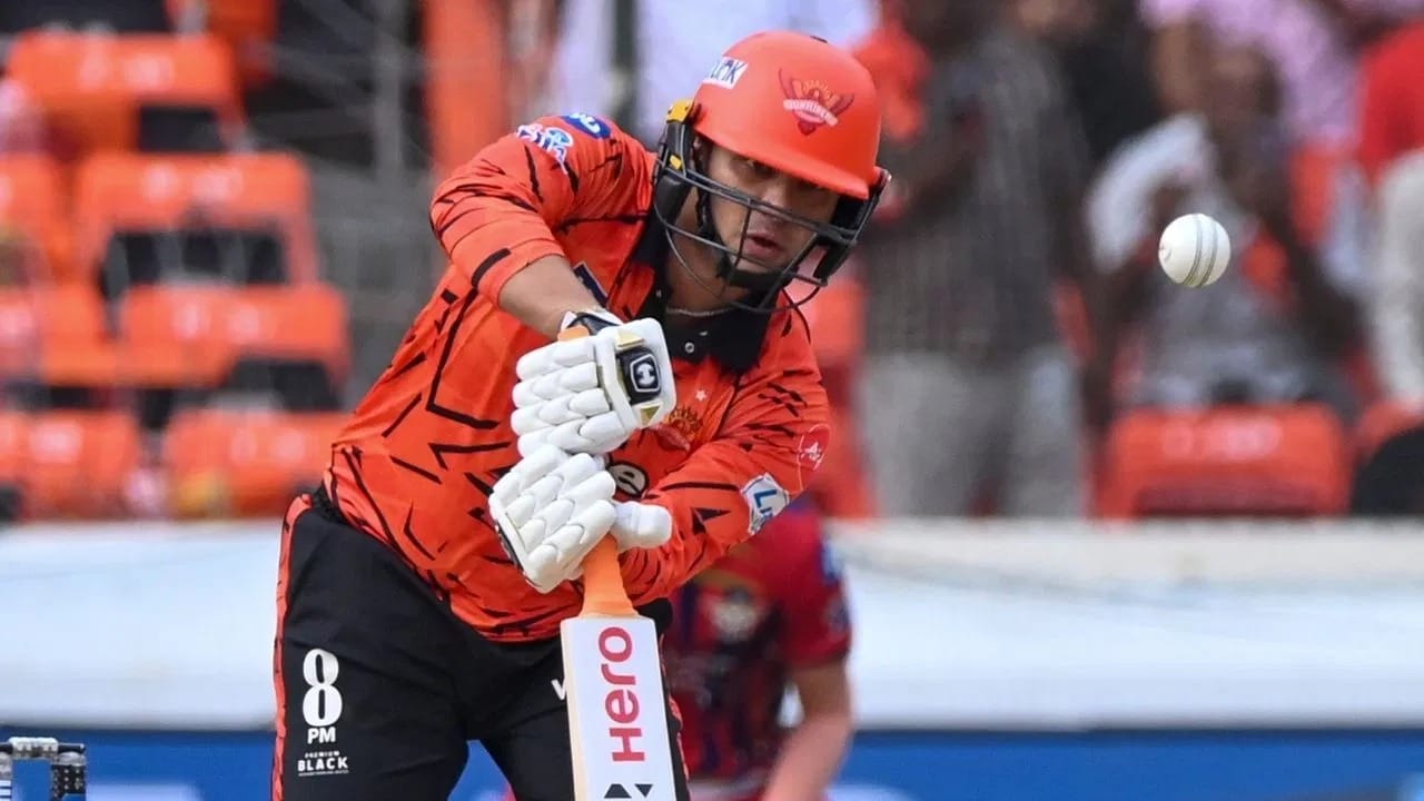 IPL 2026 ની વાત કરીએ તો અભિષેકે અત્યાર સુધી 3 મેચમાં 55 રન બનાવ્યા છે, જેની સરેરાશ 18 છે. તેણે કોલકાતા સામે 48 રનની સારી ઇનિંગ્સ રમી હતી, પરંતુ RCB સામે તે માત્ર 7 રન બનાવી શક્યો હતો. આ આંકડા દર્શાવે છે કે તે હજુ સુધી સ્થિરતા મેળવી શક્યો નથી.અત્યારે અભિષેક શર્મા માટે સૌથી મોટો પડકાર છે પોતાની ફોર્મ પાછી મેળવવાનો અને ફરીથી આત્મવિશ્વાસ સાથે મેદાનમાં ઉતરવાનો. ક્રિકેટમાં ખરાબ સમય દરેક ખેલાડી માટે આવે છે, પરંતુ મોટો ખેલાડી એ જ કહેવાય જે આ સમયમાંથી મજબૂતી સાથે પાછો ફરે.