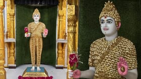 અમદાવાદ કુમકુમ મંદિરે 5 કિલો ચંદનથી ભગવાનનો અનોખો શણગાર