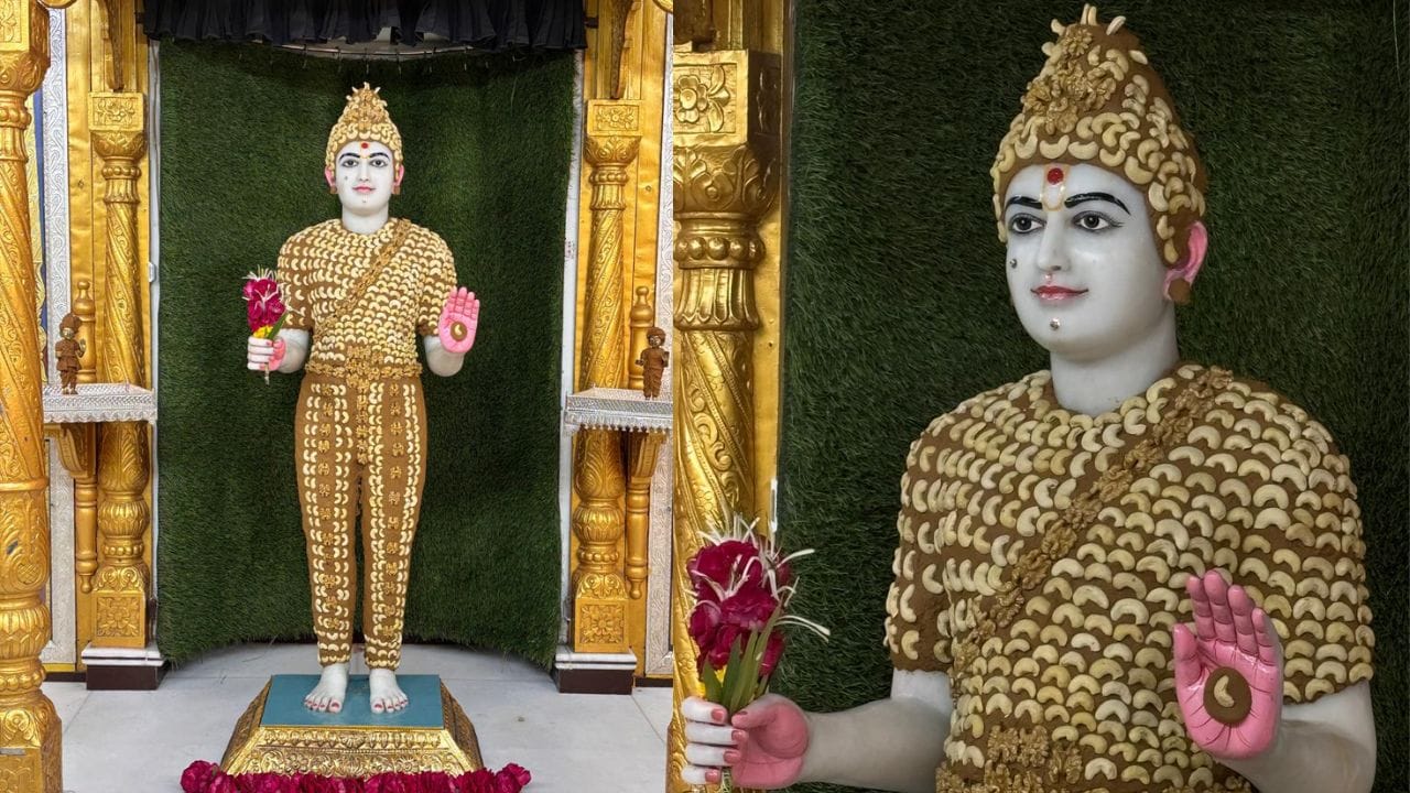 અમદાવાદના મણિનગર વિસ્તારમાં આવેલા કુમકુમ મંદિર ખાતે કાળઝાળ ગરમી વચ્ચે ભગવાનને ઠંડક મળે તેવા હેતુથી ચંદનના વાઘાના શણગાર ધરાવવામાં આવ્યા. તા. 19 એપ્રિલ, રવિવારના રોજ આ વિશેષ સેવા ભક્તિભાવ સાથે યોજાઈ હતી. વૈશાખ મહિનાની તીવ્ર ગરમીને ધ્યાનમાં રાખીને ભગવાનને શીતળતા પ્રાપ્ત થાય તે માટે 5 કિલો ચંદનમાંથી આ અનોખો શણગાર તૈયાર કરવામાં આવ્યો.