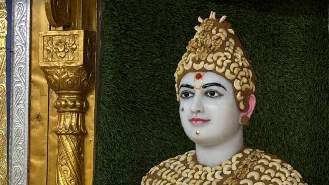 આ શણગાર તૈયાર કરવા માટે સતત સાત દિવસ સુધી તૈયારી કરવામાં આવી હતી. કિશોરો અને યુવાનો દ્વારા પથ્થર પર ચંદન ઘસીને તેની પેસ્ટ બનાવવામાં આવી, જે પછી ભગવાનના વાઘાના શણગાર માટે ઉપયોગમાં લેવાઈ. આ પ્રક્રિયા માત્ર એક પરંપરા નહીં, પરંતુ ભક્તિ અને સેવા ભાવનું સુંદર પ્રતિબિંબ છે.