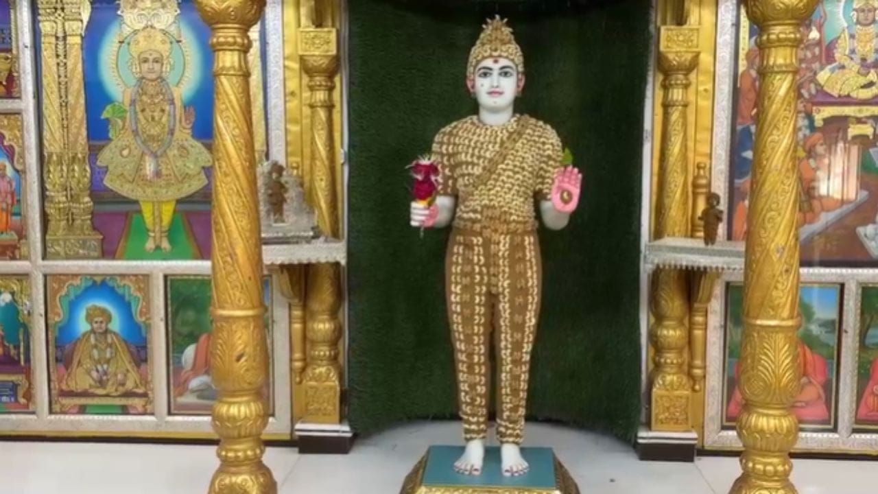 વૈશાખ માસ દરમિયાન તાપમાન 42 થી 44 ડિગ્રી કે તેથી વધુ પહોંચી જાય છે. આવી ગરમીથી બચવા લોકો પંખા, એર કૂલર અને એસી જેવા સાધનોનો ઉપયોગ કરે છે. આજકાલ મંદિરોમાં પણ ભગવાનને ઠંડક મળે તે માટે એસી અને પાણીના ફુવારા જેવી વ્યવસ્થા કરવામાં આવે છે. પરંતુ જૂના સમયમાં આ સુવિધાઓ ઉપલબ્ધ ન હોવાથી ભક્તો હાથથી પંખો પખાળતા અને ચંદન ઘસીને ભગવાનને શણગારતા, જેને ચંદનનો શણગાર કહેવાય છે.