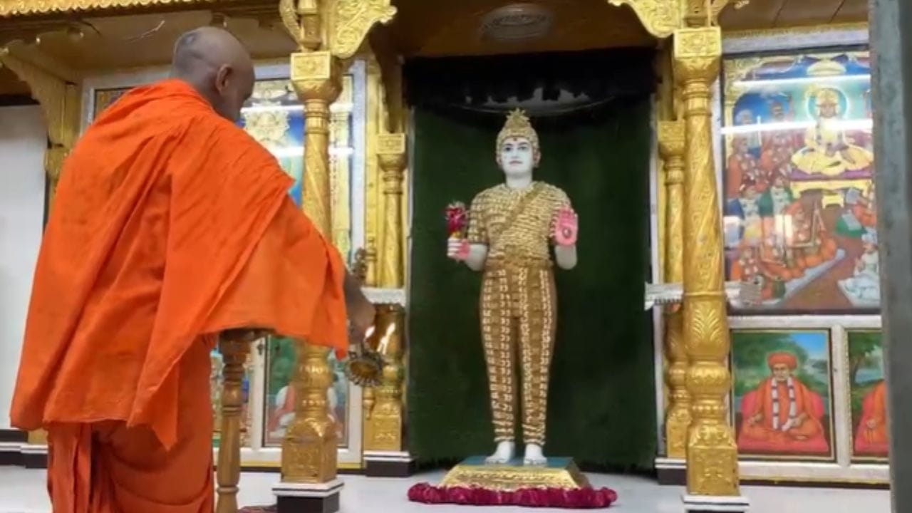 આ પરંપરાનું ધાર્મિક મહત્વ પણ છે. વચનામૃતના છેલ્લા પ્રકરણના 23મા વચનામૃતમાં સ્વામિનારાયણ ભગવાન દ્વારા ઋતુ અનુસાર ભગવાનની સેવા કરવાનો ઉપદેશ આપવામાં આવ્યો છે. આ માર્ગદર્શનને અનુસરીને કુમકુમ મંદિરમાં છેલ્લા 40 વર્ષથી ચંદનના વાઘાના શણગારની પરંપરા જાળવી રાખવામાં આવી રહી છે.