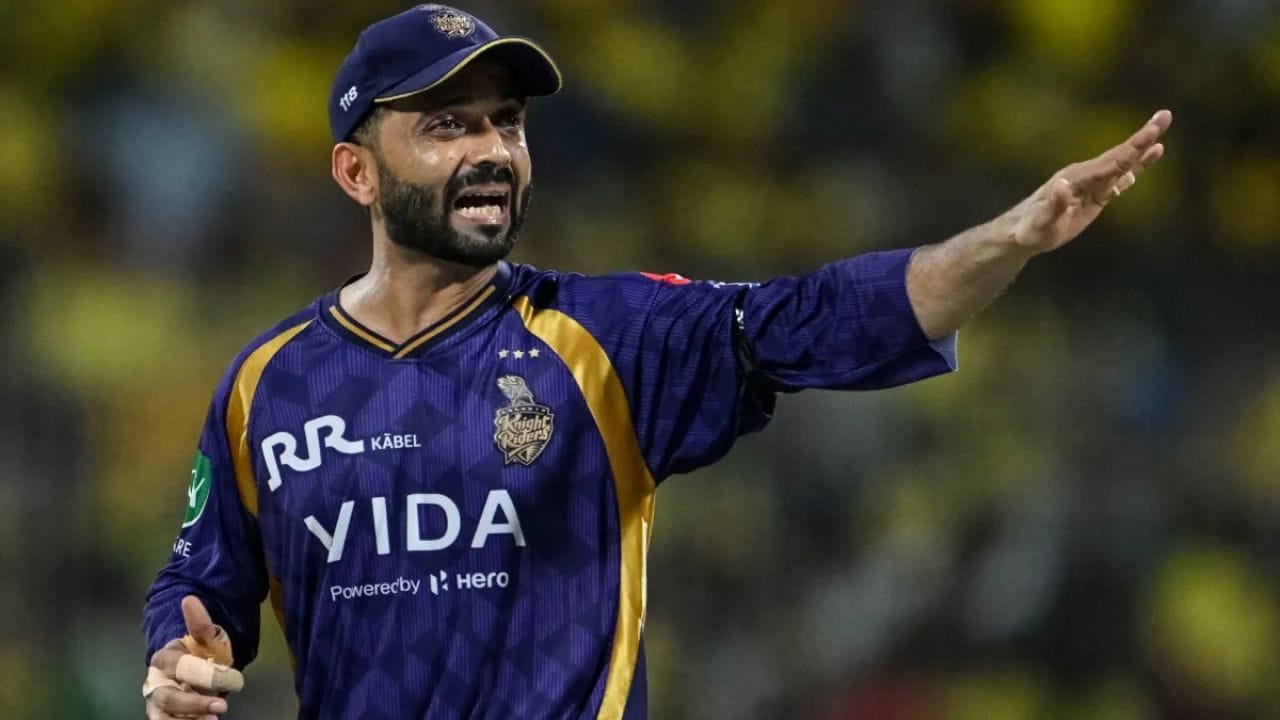 કોલકાતા નાઈટ રાઈડર્સના કેપ્ટન અજિંક્ય રહાણેની પણ સિઝન નિરાશાજનક રહી છે. સતત બે વખત શૂન્ય આઉટ થનાર રહાણે ઇનિંગની શરૂઆત કરવા આવે છે, પરંતુ તેના વહેલા આઉટ થવાથી ટીમની મુશ્કેલીઓમાં વધારો થાય છે. નબળા કેપ્ટનશિપના નિર્ણયો માટે પણ ટીકાનો સામનો કરી રહેલા રહાણેએ સાત મેચમાં સાત ઇનિંગમાં માત્ર 152 રન બનાવ્યા છે. (PC:PTI/X)