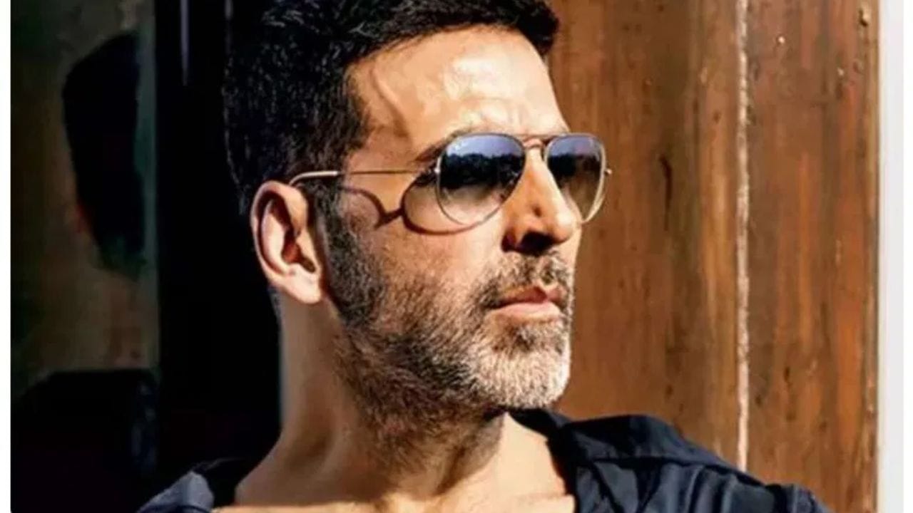 કોવિડ-19 મહામારી પછી અક્ષય કુમારે બોક્સ ઓફિસ પર 100 કરોડ રૂપિયાથી વધુની ઘણી ફિલ્મો સાથે શાનદાર પ્રદર્શન કર્યું છે. આમાં સૂર્યવંશી (195.04 કરોડ રૂપિયા), ઓએમજી 2 (150 કરોડ રૂપિયા), સ્કાય ફોર્સ (134.93 કરોડ રૂપિયા), હાઉસફુલ 5 (198.41 કરોડ રૂપિયા) અને જોલી એલએલબી 3 (117.6 કરોડ રૂપિયા) જેવી મૂવીનો સમાવેશ થાય છે.