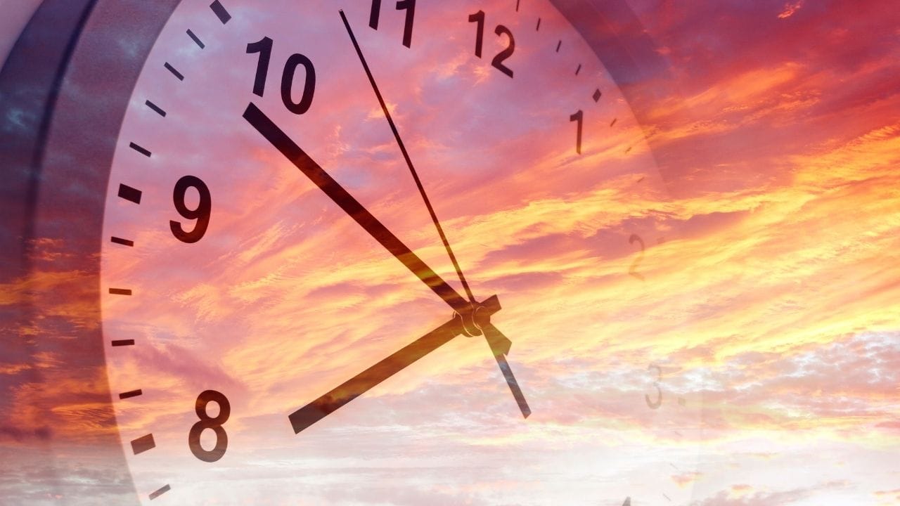 જે લોકો સોનું ખરીદવાની યોજના બનાવી રહ્યા છે, તેમના માટે શુભ મુહૂર્ત 19 એપ્રિલે સવારે 10:49 થી શરૂ થઈ 20 એપ્રિલે સવારે 5:51 સુધી રહેશે. ખાસ કરીને બપોર અથવા સાંજના સમયે ખરીદી કરવી વધુ શુભ માનવામાં આવે છે.