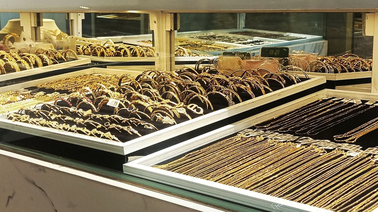 તે ઉપરાંત, માટીના કે તાંબાના વાસણો ખરીદવાનું પણ ખૂબ જ શુભ માનવામાં આવે છે. ખાસ કરીને માટીનું વાસણ લાવી તેમાં ગંગાજળ ભરીને ઘરમાં રાખવું પવિત્રતા અને સકારાત્મક ઊર્જાનું પ્રતિક ગણાય છે. કહેવાય છે કે આવું કરવાથી નકારાત્મક શક્તિઓ દૂર રહે છે અને જીવનમાં સ્થિરતા આવે છે.