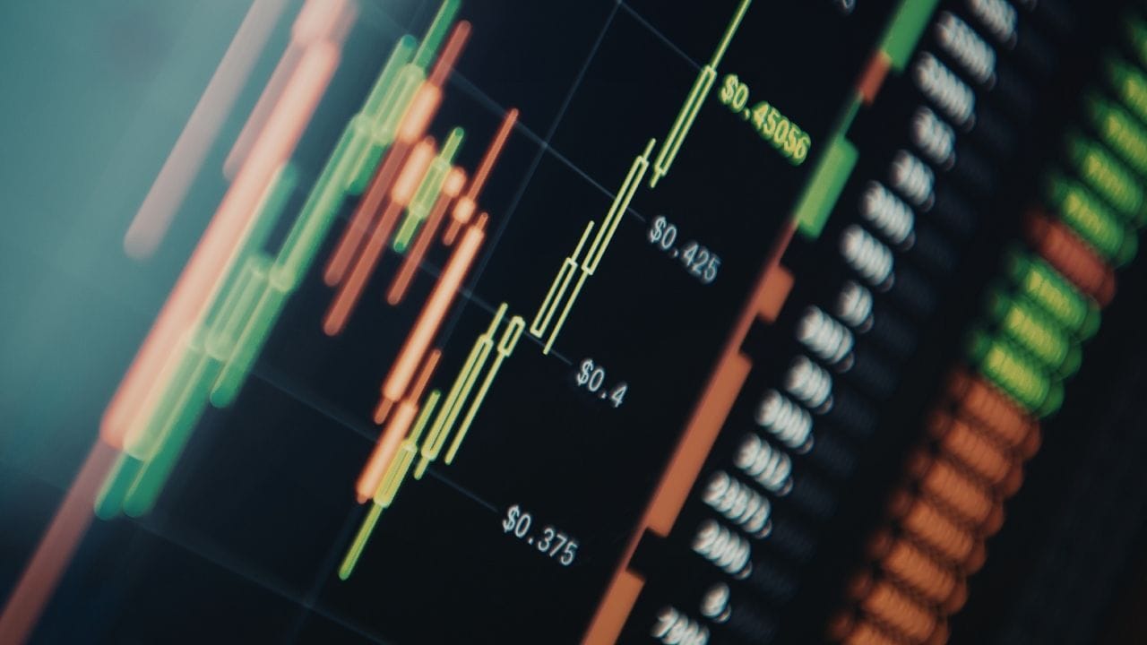 રોકાણકારો માટે આ એક મહત્વપૂર્ણ સંકેત છે કે યોગ્ય પસંદગી કરવામાં આવે તો શેરબજારમાં પણ સોનાથી વધુ વળતર મેળવી શકાય છે. નિષ્ણાતો માને છે કે શ્રીરામ ફાઇનાન્સ વધતી ક્રેડિટ માંગનો લાભ લઈ શકે છે, જ્યારે હિન્ડાલ્કો ઇન્ડસ્ટ્રીઝ વૈશ્વિક ઇન્ફ્રાસ્ટ્રક્ચર અને ગ્રીન એનર્જી ક્ષેત્રમાં ઊભી થતી તકોનો લાભ ઉઠાવી રહી છે.