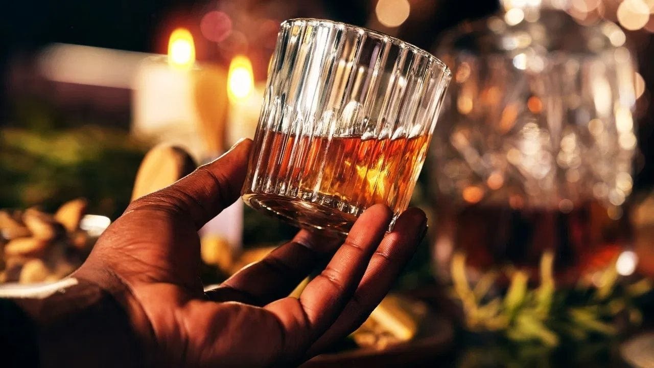 માત્ર ભારત જ નહીં પરંતુ બ્રિટન, આઈસલેન્ડ અને ચેક રિપબ્લિક જેવા દેશોમાં પણ દારૂ સાંજનો જ એક ભાગ છે. ત્યાં સવારે કે બપોરે પીવાને સામાજિક રીતે અસ્વીકાર્ય માનવામાં આવે છે. જાપાનમાં તો 'નોમિકાઈ' જેવી અનોખી પરંપરા છે, જ્યાં સહકર્મીઓ કામ પૂરું કર્યા પછી સાંજે સાથે બેસીને પીવે છે. અહીંનો મુખ્ય ઉદ્દેશ્ય પ્રોફેશનલ તણાવને ખતમ કરી પરસ્પર સંબંધો સુધારવાનો હોય છે. સ્પષ્ટ છે કે, રાત્રે દારૂ પીવો એ માત્ર એક નશો નથી પરંતુ આધુનિક કામકાજની સંસ્કૃતિનો એક અભિન્ન હિસ્સો બની ચૂક્યો છે.