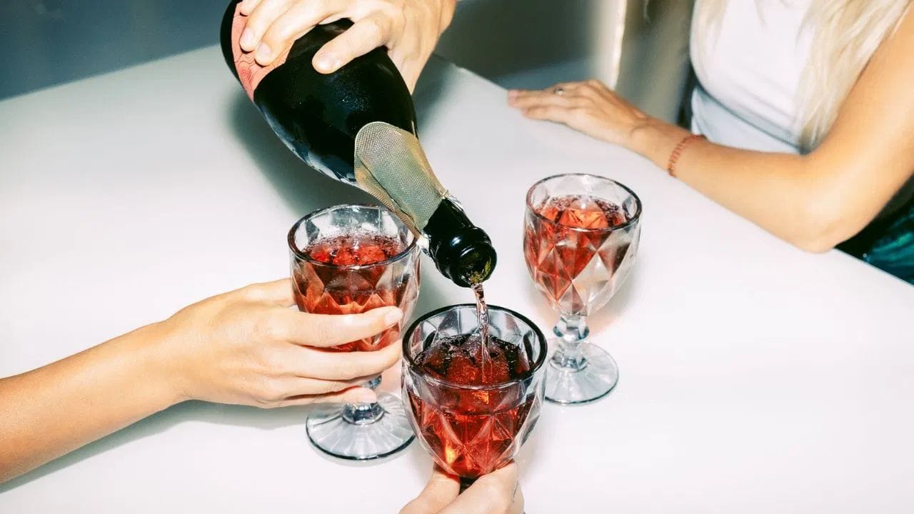 કામનો ભારે બોજ અને દિવસભરની ભાગદોડ પછી રાતનો સમય થાક ઉતારવાનું સાધન બની જાય છે. કોલકાતામાં જ્યારે પહેલીવાર વ્યાવસાયિક દારૂની દુકાનો ખુલી, ત્યારથી લઈને આજ સુધી દારૂનું સેવન ધીમે ધીમે સાંજની એક વિધિમાં બદલાઈ ગયું છે, જેથી તેને એક જવાબદાર અને વ્યાવસાયિક છબી સાથે જોડી શકાય. ભારતમાં '8 PM' જેવી વ્હિસ્કી બ્રાન્ડના નામ એ વાતનો પાકો પુરાવો છે કે, રાત્રે આઠ વાગ્યાનો સમય લોકોના મગજમાં ઊંડે સુધી નોંધાયેલો છે. 