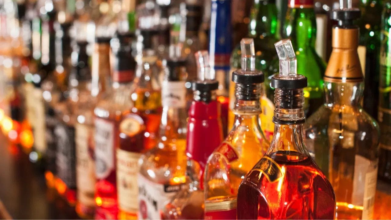 વાત એમ છે કે, રાત્રે કે સાંજે દારૂ પીવો એ કોઈ યોગાનુયોગ નથી પરંતુ એક ઊંડી સામાજિક અને મનોવૈજ્ઞાનિક સંરચના છે. રાત અને દારૂ વચ્ચેનો આ સંબંધ માત્ર એક ટ્રેન્ડ નથી પરંતુ થાક, સામાજિક શરમ અને આપણા મગજની જૈવિક ઘડિયાળ (biological clock) નું એક જટિલ મિશ્રણ છે. ભારતીય પરિવેશમાં દારૂ પીવા માટે રાતનો સમય પસંદ કરવા પાછળનું સૌથી મોટું કારણ સામાજિક શરમ છે. આપણા કૌટુંબિક મૂલ્યો એવા છે કે, દિવસના અજવાળામાં અથવા પરિવારની સામે દારૂ પીવો એ આજે પણ એક ગેરકાયદેસર કાર્ય માનવામાં આવે છે.