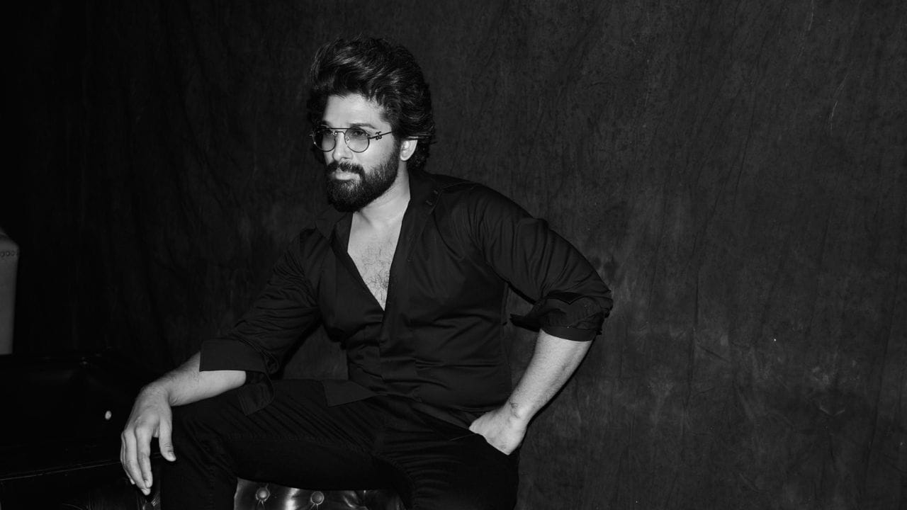 અલ્લુ અર્જુન પણ મોંઘા વાહનોનો શોખીન છે. તેની પાસે રોલ્સ-રોયસ કુલીનન, રેન્જ રોવર V8, હમર H2, વોલ્વો XC90 T8 એક્સેલન્સ, મર્સિડીઝ-AMG CLE 53 અને નવી લેક્સસ LM 350h જેવી લક્ઝરી ગાડીઓ છે. આ અભિનેતા પાસે લગભગ 7 કરોડની કિંમતની વેનિટી વાન પણ છે. (all photo: pti, media)