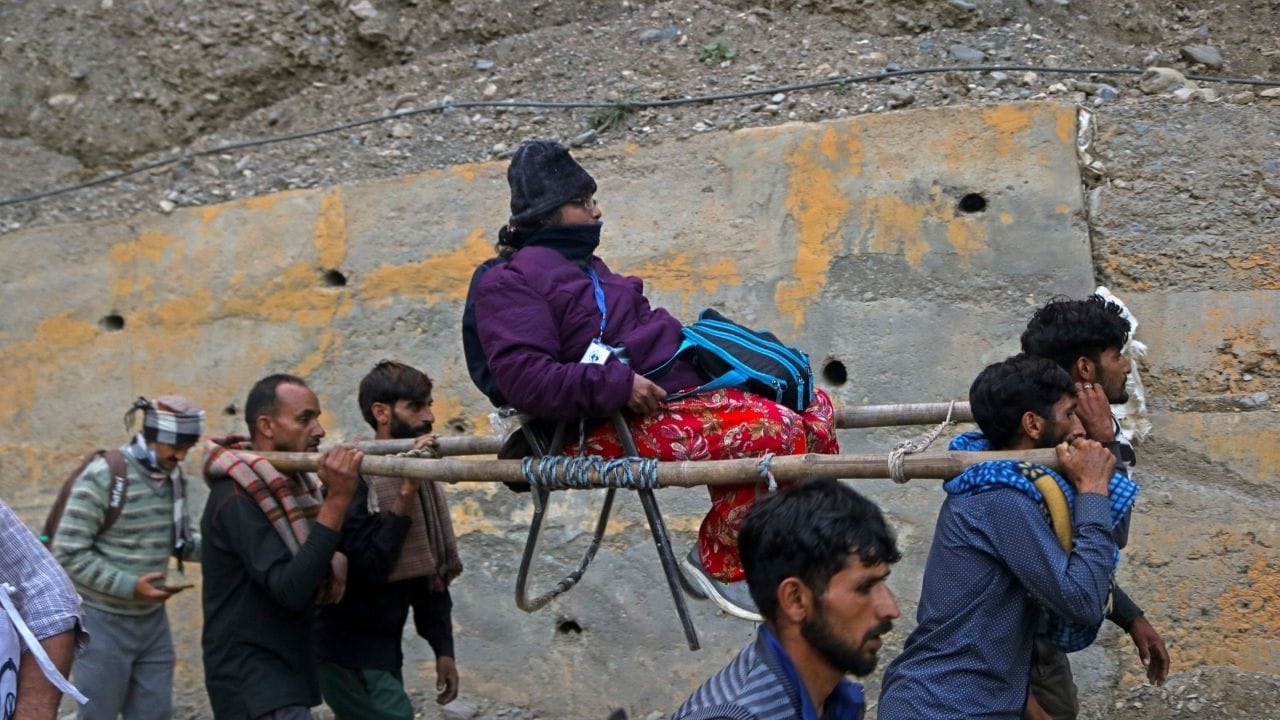  પહલગામ રુટ 48 કિમી લાંબા આ રસ્તા ખુબ લાંબા છે પરંતુ તેનું ચઢાણ ખુબ સરળ છે. પહેલી વખત યાત્રા કરનાર માટે સૌથી સુરક્ષિત માનવામાં આવે છે.માત્ર 14 કિલોમીટર લાંબો નાનકડો રસ્તો ખુબ પડકારજનક છે. તેમજ ચઢાઈ વાળો છે. અનુભવી ટ્રેકર્સ હંમેશા આ બાલતાલ રુટનો રસ્તો પસંદ કરે છે.