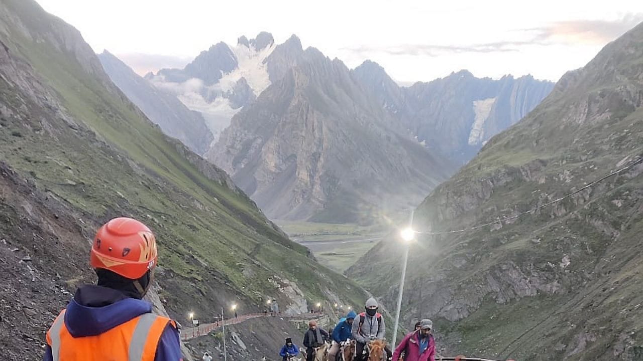 દરેક મુસાફરોને RFID કાર્ડ આપવામાં આવશે. જેનાથી પ્રશાસન રિયલ ટાઈમમાં તેનું લોકેશન ટ્રૈક કરી શકશે. આ સાથે દરેક મુસાફરોને 10 લાખ રુપિયાનો વીમા કવર પણ આપવામાં આવશે.