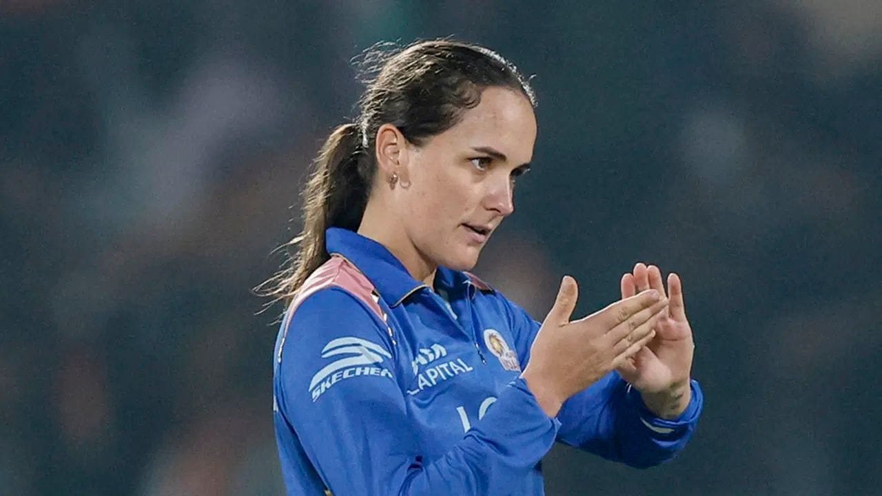 મહિલા ક્રિકેટની વાત કરીએ તો, ન્યુઝીલેન્ડની કેપ્ટન એમિલી કેરને પ્લેયર ઓફ ધ મન્થનો એવોર્ડ મળ્યો. તેણીએ દક્ષિણ આફ્રિકા અને ઝિમ્બાબ્વે સામે બેટ અને બોલ બંનેથી શાનદાર પ્રદર્શન કર્યું. (Photo: PTI/X)