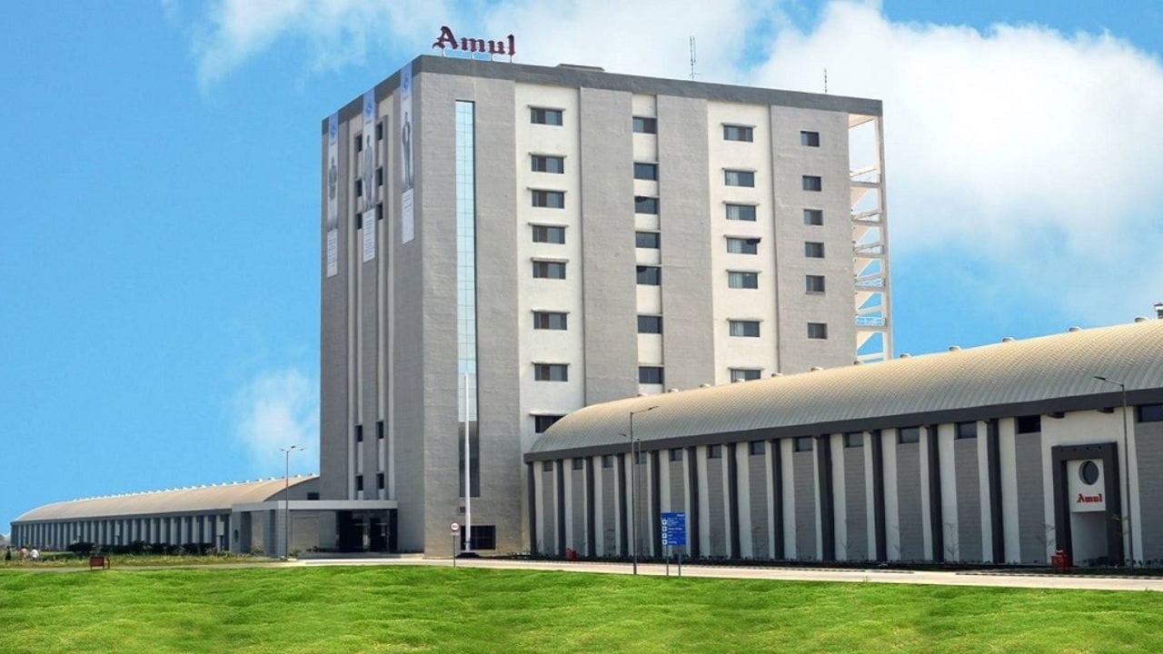 અહીં દૂધ સંગ્રહ, પ્રોસેસિંગ અને સપ્લાયની સિસ્ટમ ખૂબ જ સંગઠિત અને મજબૂત છે. દરેક સ્તર પર શ્રેષ્ઠ વ્યવસ્થાપનને કારણે ગુણવત્તા અને માત્રા બંને જળવાઈ રહે છે, જેનાથી ડેરી સેક્ટરને સ્થિરતા મળે છે. આણંદનું કો-ઓપરેટિવ મોડલ ખેડૂતો માટે ખૂબ જ ફાયદાકારક સાબિત થયું છે. 