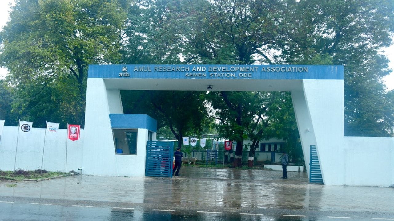 ગુજરાતના આણંદ (Anand) શહેરને ભારતનું “Milk Capital” કહેવામાં આવે છે. આ શહેર ડેરી ઇન્ડસ્ટ્રીનું એક મજબૂત કેન્દ્ર છે અને અહીંથી જ દૂધ ક્રાંતિને નવી દિશા મળી. આણંદને ડેરી ક્રાંતિનું કેન્દ્ર માનવામાં આવે છે. તે હવે ભારતની ડેરી મૂવમેન્ટનું હૃદય બની ચૂક્યું છે. અહીંથી જ “વ્હાઇટ રિવોલ્યુશન” ની શરૂઆત થઈ, જેણે દેશને દૂધ ઉત્પાદનમાં આત્મનિર્ભર બનાવ્યો.