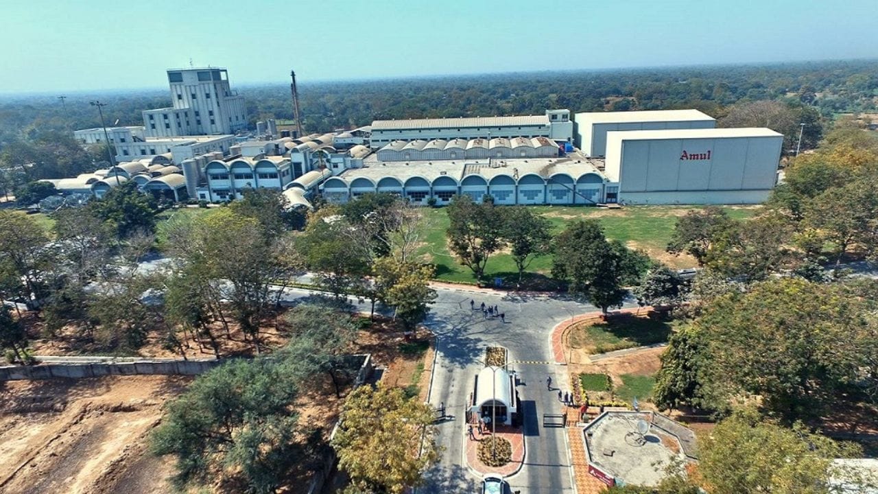 આણંદ તેની ડેરી મીઠાઈઓ (શ્રીખંડ અને પેડા) માટે પણ પ્રખ્યાત છે. અહીંથી જ Amul ની શરૂઆત થઈ, જેણે ભારતની ડેરી ઇન્ડસ્ટ્રીને નવી ઓળખ આપી અને તેને વિશ્વ સ્તરે સ્થાપિત કરી. 1964નું વર્ષ ભારતમાં ડેરી વિકાસ કાર્યક્રમના ઇતિહાસમાં એક મહત્વનો વળાંક હતો. ભારતના તત્કાલીન વડાપ્રધાન સ્વર્ગસ્થ લાલ બહાદુર શાસ્ત્રી, 31 ઓક્ટોબરના રોજ અમૂલના કેટલ ફીડ પ્લાન્ટના ઉદ્ઘાટન માટે આણંદ આવ્યા હતા. તેમણે ખેડાના ખેડૂતો સાથે એક રાત વિતાવી અને ત્યાંની સફળતા જોઈને, અમૂલના તત્કાલીન જનરલ મેનેજર કુરિયન સમક્ષ એવી ઈચ્છા વ્યક્ત કરી કે, જો અમૂલ મોડેલને સમગ્ર દેશમાં લાગુ કરવામાં આવે, તો લોકોની સામાજિક-આર્થિક સ્થિતિમાં ખાસ પરિવર્તન આવી શકે છે.