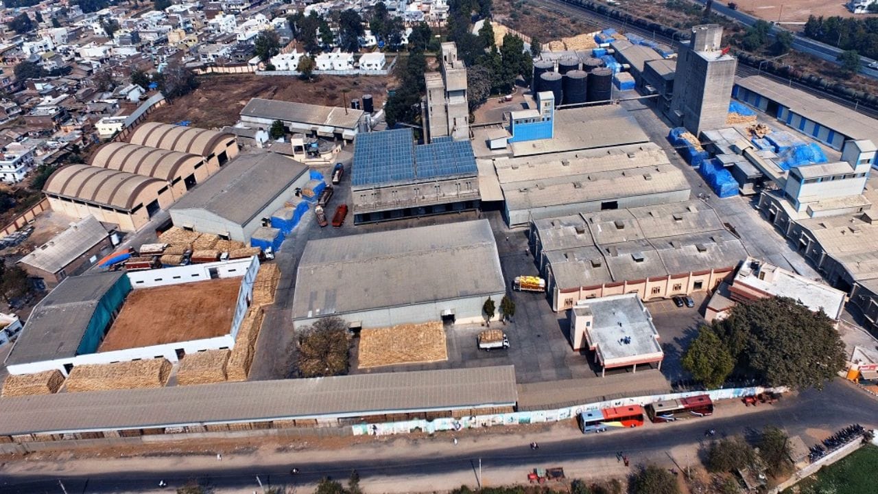 આ સપનાને હકીકત બનાવવા માટે, વર્ષ 1965માં આણંદમાં રાષ્ટ્રીય ડેરી વિકાસ બોર્ડ (NDDB) ની સ્થાપના કરવામાં આવી અને વર્ષ 1969-70 સુધીમાં NDDB એ ભારત માટે એક ડેરી વિકાસ કાર્યક્રમ શરૂ કર્યો, જેને સામાન્ય રીતે "ઓપરેશન ફ્લડ" અથવા "શ્વેત ક્રાંતિ" તરીકે ઓળખવામાં આવે છે. 'ઓપરેશન ફ્લડ કાર્યક્રમ' આજે પણ વિશ્વમાં અત્યાર સુધીનો સૌથી મોટો ડેરી વિકાસ કાર્યક્રમ માનવામાં આવે છે. આમાં અમૂલને એક મોડેલ તરીકે જોવામાં આવ્યું હતું અને શ્વેત ક્રાંતિના ઇતિહાસમાં આ મોડેલને અવારનવાર "આણંદ પેટર્ન" કહેવામાં આવે છે. "આણંદ પેટર્ન" ને લાગુ કરવાથી ભારત વિશ્વનો સૌથી મોટો દૂધ ઉત્પાદક દેશ બનીને ઉભરી આવ્યો છે.