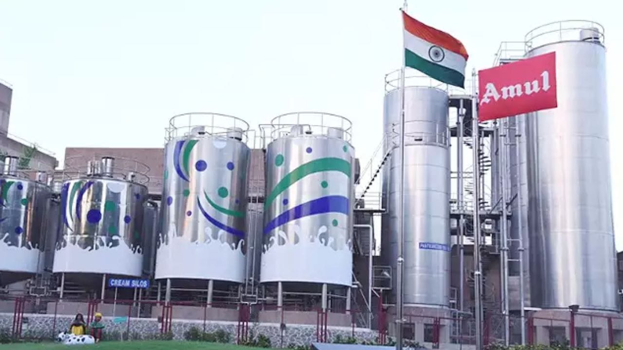 ભારતનું કયું શહેર “મિલ્ક કેપિટલ” તરીકે ઓળખાય છે? શું તમે આનો સાચો જવાબ જાણો છો? જણાવી દઈએ કે, આ શહેર ડેરી ક્રાંતિની ઓળખ બની ચૂક્યું છે અને સમગ્ર દેશમાં દૂધ ઉત્પાદન માટે જાણીતું છે.