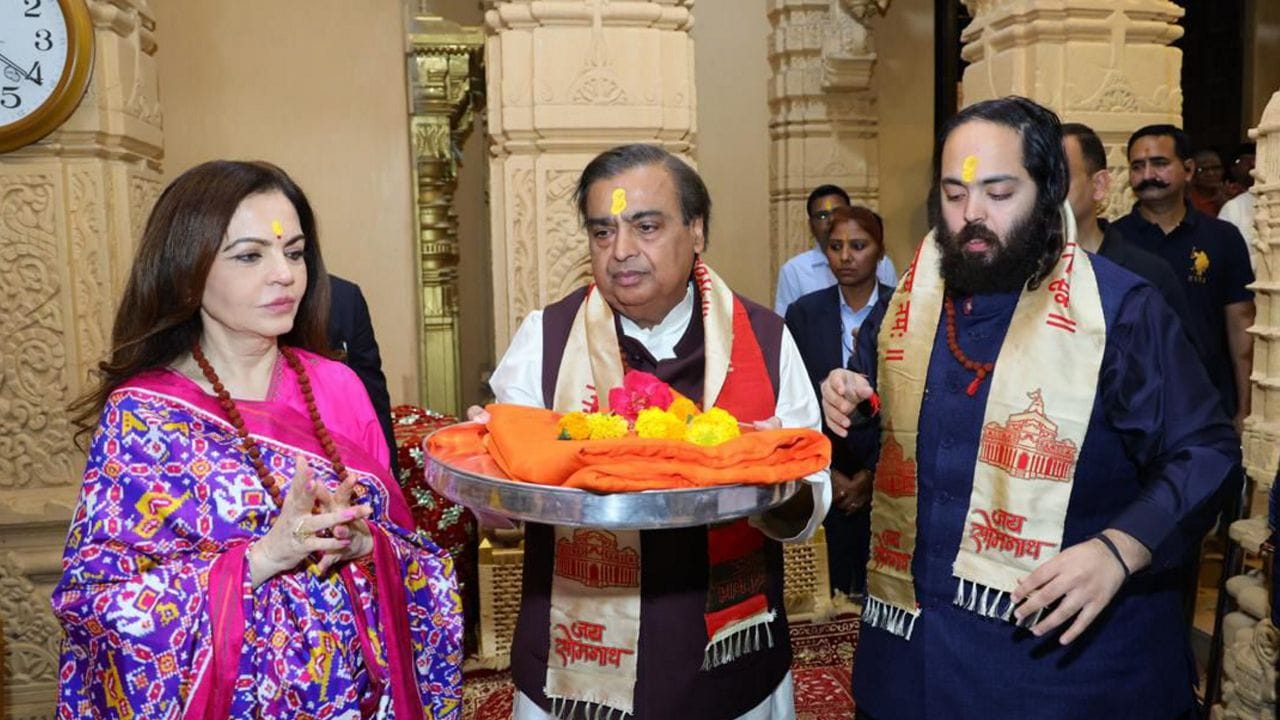 અનંત અંબાણીનો જન્મદિવસનું ગ્રાન્ડ સેલિબ્રેશન માટે બોલિવુડ સ્ટાર પરિવાર સાથે જામનગર પહોંચી રહ્યા છે. અનંતના 31માં જન્મદિવસ પર બર્થ ડે પાર્ટીના મેન્યુ ફોટો પણ સોશિયલ મીડિયા પર વાયરલ થઈ રહ્યા છે.