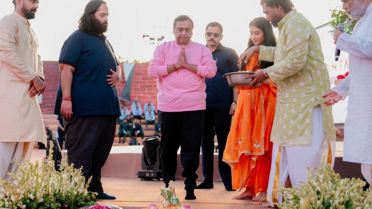 આ યુનિવર્સિટીનું મુખ્ય લક્ષ્ય ભારતને વન્યજીવ અને પ્રાણીચિકિત્સા શિક્ષણ માટે ગ્લોબલ હબ તરીકે સ્થાપિત કરવાનો છે. અહીં શિક્ષણ માત્ર પુસ્તકી જ્ઞાન પૂરતું નહીં, પરંતુ પ્રેક્ટિકલ અનુભવ, કરુણા અને સંરક્ષણની ભાવનાને પણ મહત્વ આપવામાં આવશે. પરંપરાગત ગુરુકુલ પદ્ધતિ અને આધુનિક શિક્ષણનો સમન્વય કરીને ભવિષ્યને ધ્યાનમાં રાખીને અભ્યાસક્રમ તૈયાર કરવામાં આવશે.