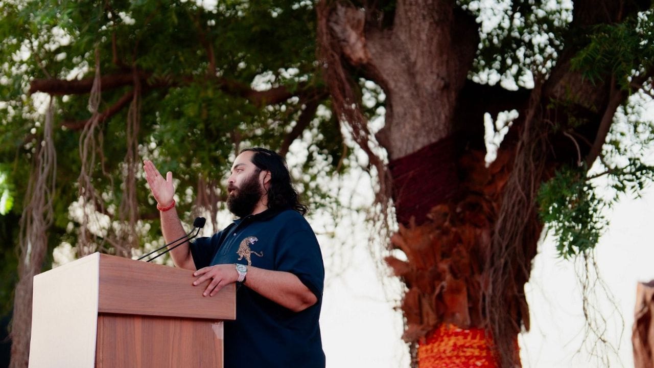 વનતારા યુનિવર્સિટી પ્રાણી કલ્યાણ, વૈજ્ઞાનિક પ્રગતિ અને સંરક્ષણના મૂલ્યો પર આધારિત રહેશે. અહીં વિદ્યાર્થીઓને વન્યજીવ ઔષધિ, સર્જરી, પોષણ, વર્તણૂક વિજ્ઞાન, જનૈતિકતા અને રોગશાસ્ત્ર જેવા વિવિધ ક્ષેત્રોમાં તાલીમ આપવામાં આવશે. આ અભ્યાસક્રમો વિદ્યાર્થીઓને વાસ્તવિક જીવનના પડકારો માટે તૈયાર બનાવશે અને તેમને જવાબદાર પ્રોફેશનલ તરીકે વિકસાવશે.