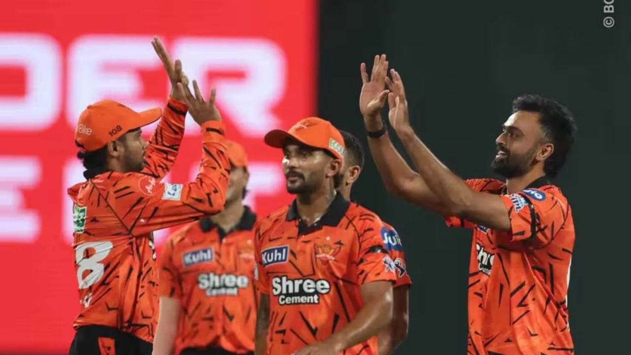 ડિસેમ્બર 2024માં મધ્યપ્રદેશ માટે અંડર-23 વન-ડે ટુર્નામેન્ટમાં કર્ણાટક સામે 75 બોલમાં (છ ચોગ્ગા અને આઠ છગ્ગા સહિત) અણનમ 101 રન ફટકાર્યા બાદ તે ચર્ચામાં આવ્યો હતો.