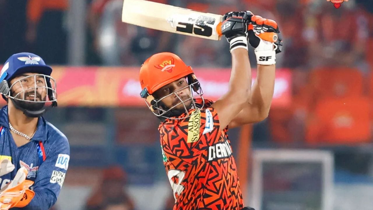 અનિકેત વર્માની સફળતા પાછળ સંઘર્ષની લાંબી અને પીડાદાયક વાર્તા છુપાયેલી છે. જ્યારે તે માત્ર ત્રણ વર્ષનો હતો ત્યારે તેણે તેની માતા ગુમાવી દીધી. એક વર્ષ પછી, તેના પિતાના પુનર્લગ્નથી પરિવાર તૂટી ગયો. આ મુશ્કેલ સમયમાં, તેની દાદી, પાર્વતી વર્મા તેનો સહારો બની. તે અનિકેતને ભોપાલ લાવી અને ત્યાં તેનો ઉછેર કર્યો.