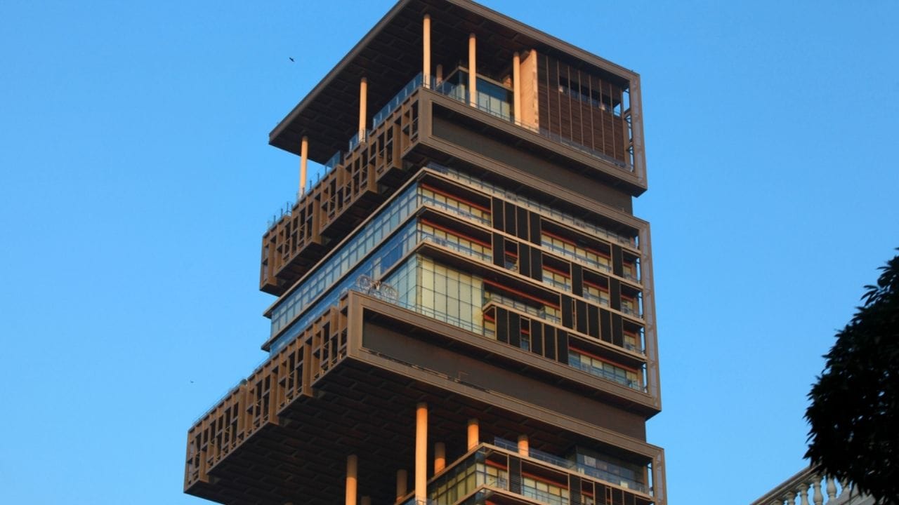 એન્ટિલિયામાં એક વિશાળ મંદિર પણ હોવાની ચર્ચા છે, જેમાં સોના, ચાંદી અને રત્નોથી સજાવેલી મૂર્તિઓ સ્થાપિત કરવામાં આવી છે. નવરાત્રી, ગણેશ ચતુર્થી અને શિવ પૂજા જેવા પ્રસંગોએ અહીં વિશેષ ઉજવણી કરવામાં આવે છે.