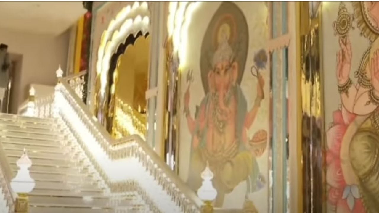 એકંદરે, એન્ટિલિયા માત્ર વૈભવનું પ્રતિક નથી, પરંતુ તેમાં આધુનિક જીવનશૈલી સાથે ધાર્મિક પરંપરાનું પણ સમન્વય જોવા મળે છે.